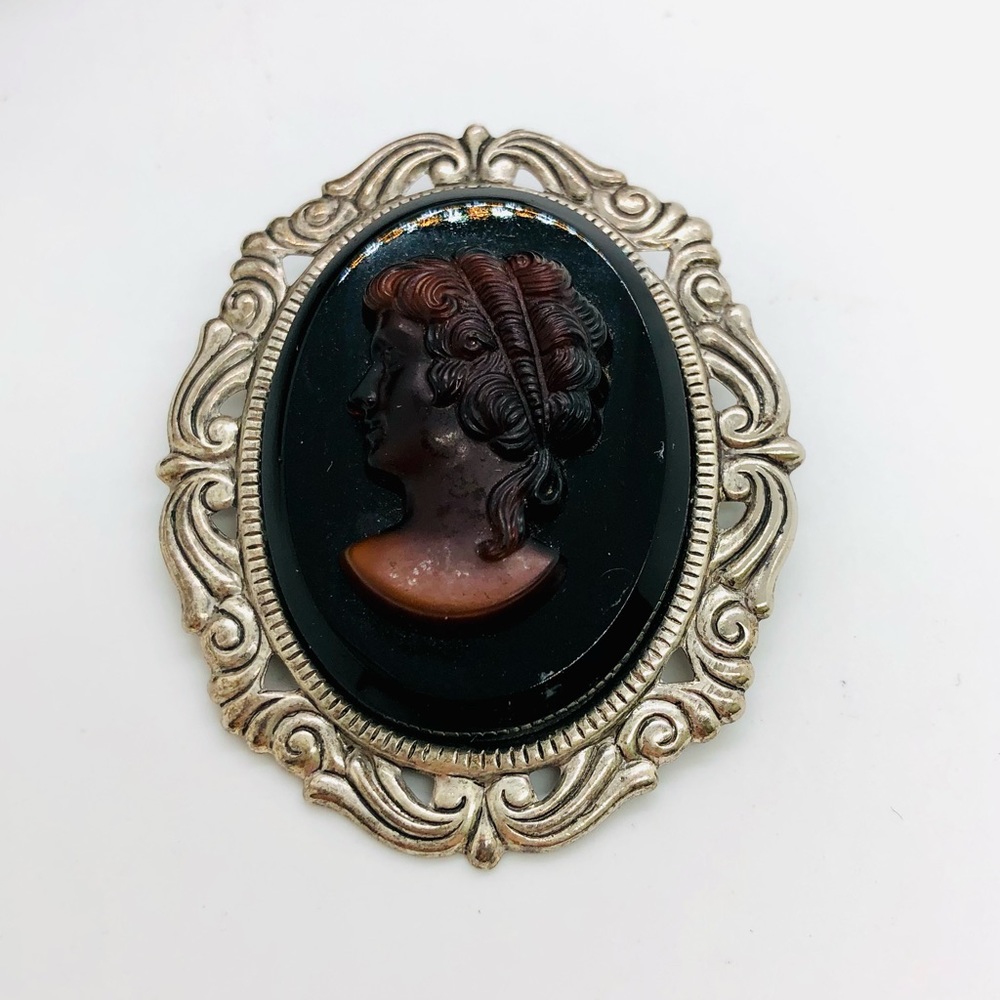 Vintage Ornate Left Facing Cameo Brooch